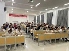 陈教员认实向大师了晨午检、验收货色、 