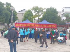 工做人员取群众面 